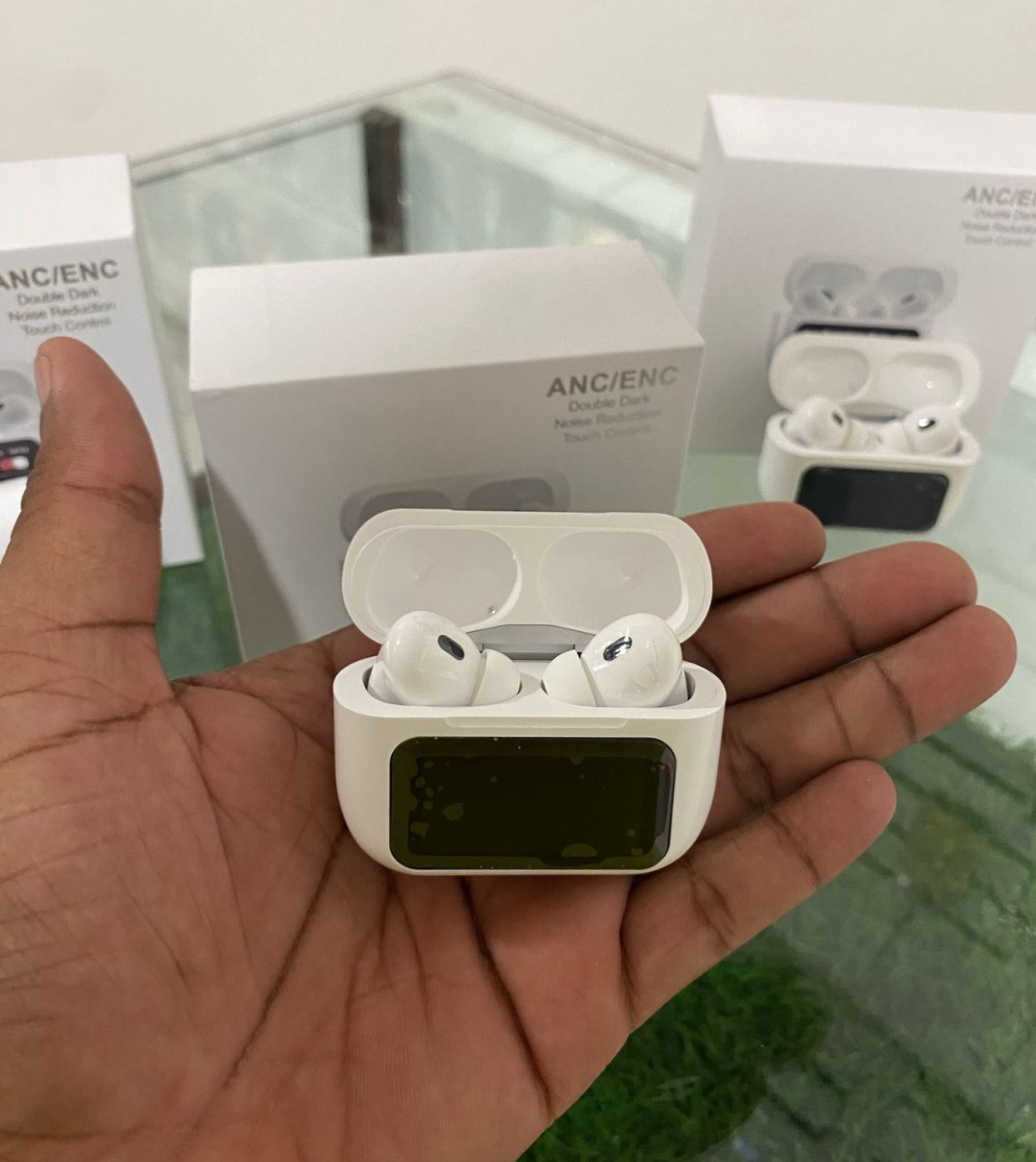 Airpods_Pro_With_Touch_Display_Screen_show2